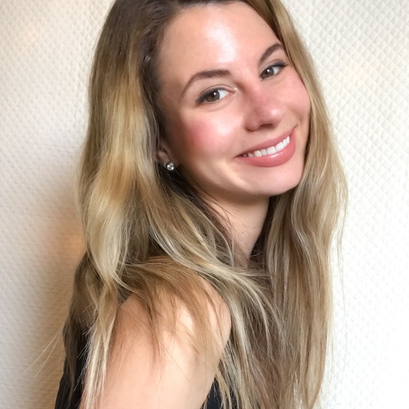 Meet your Posher, Ariana - Picture 2 of 3